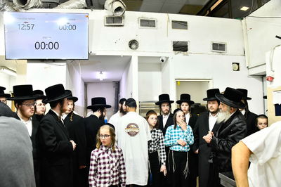 האדמו"ר מלעלוב באפיית מצות