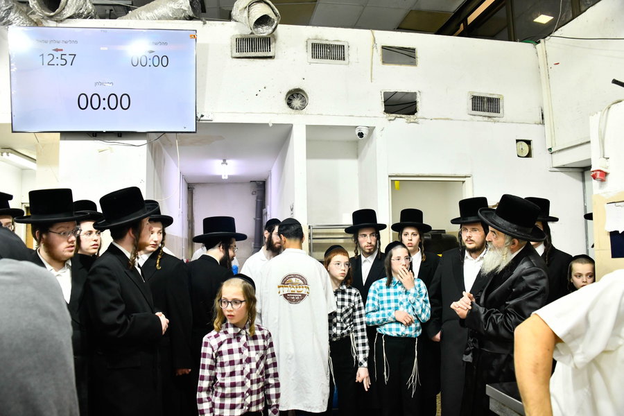 האדמו"ר מלעלוב באפיית מצות
