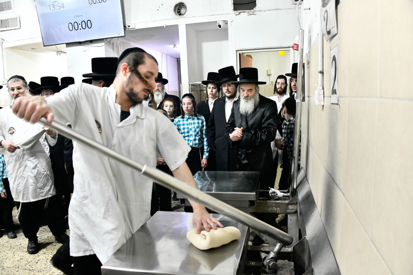 האדמו"ר מלעלוב באפיית מצות