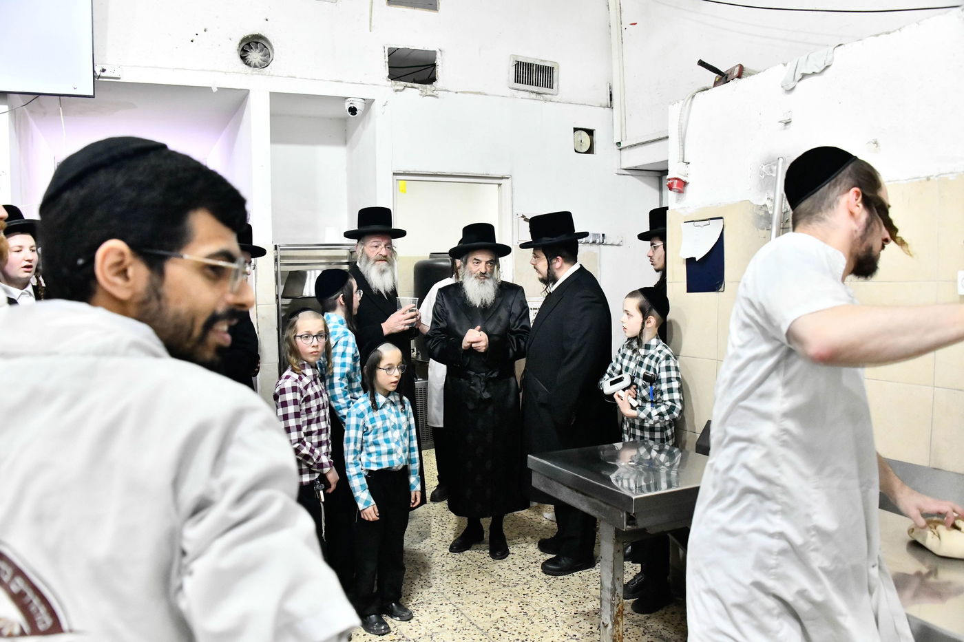 האדמו"ר מלעלוב באפיית מצות