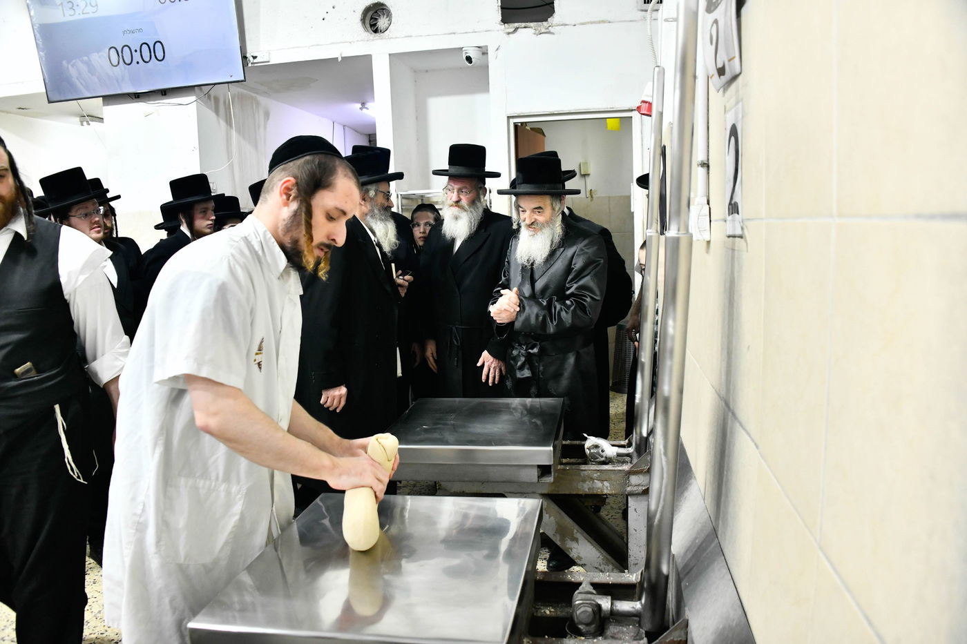 האדמו"ר מלעלוב באפיית מצות