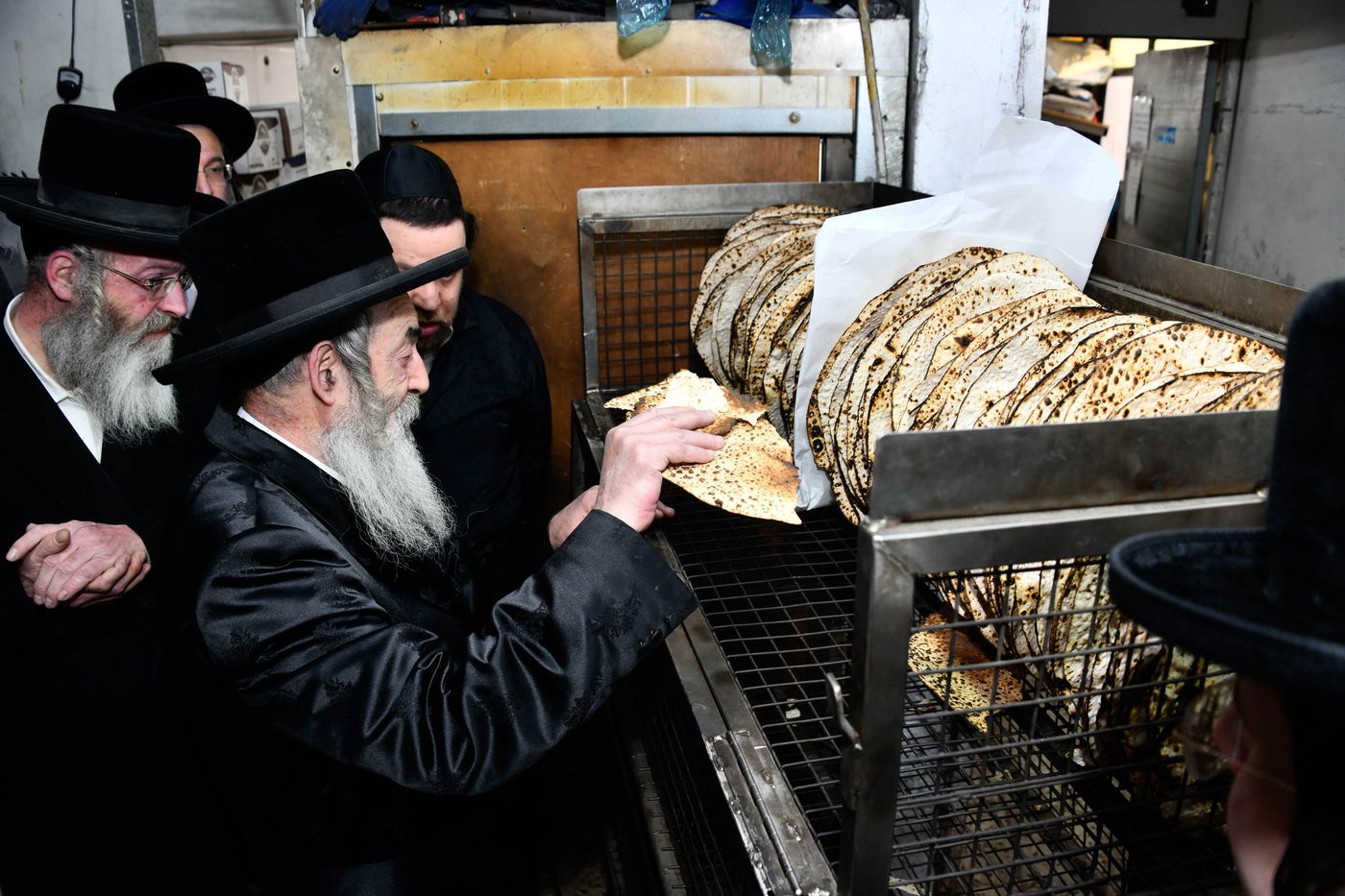 האדמו"ר מלעלוב באפיית מצות