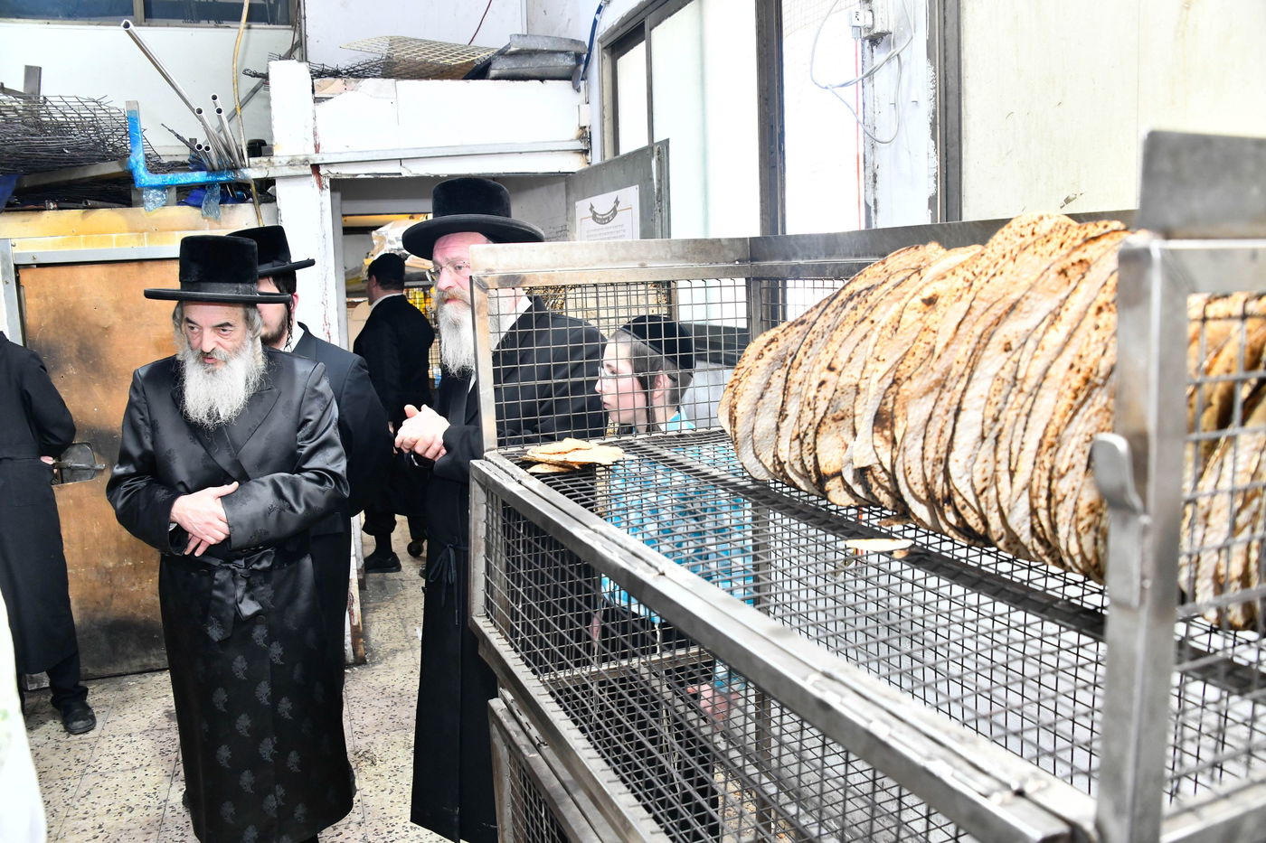 האדמו"ר מלעלוב באפיית מצות