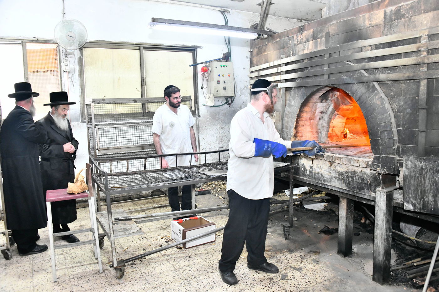 האדמו"ר מלעלוב באפיית מצות