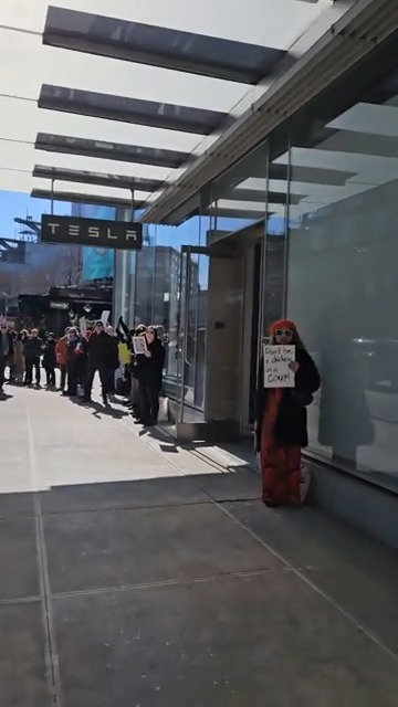 ההפגנה מול מטה טסלה