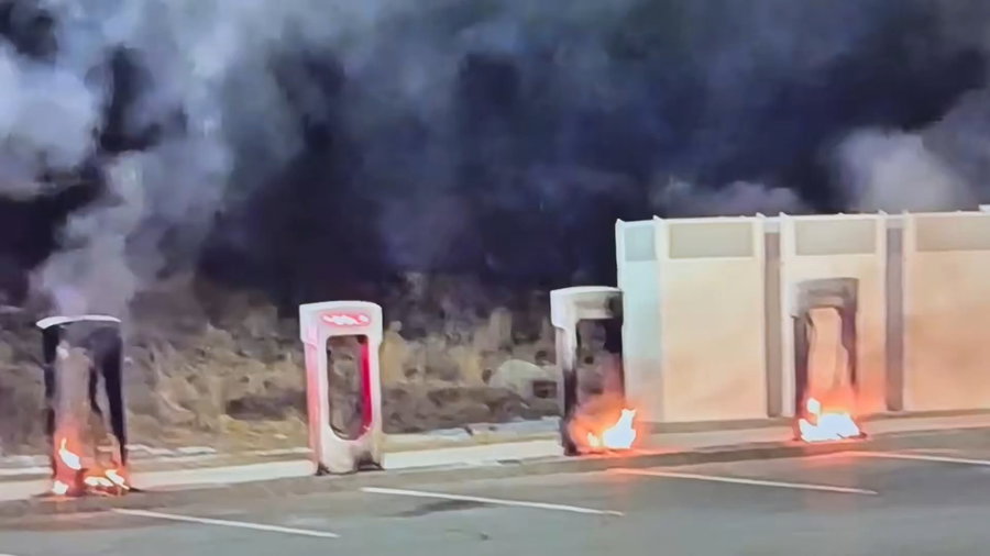 הצתת עמדות טעינה של טסלה במסצ'וסטס 