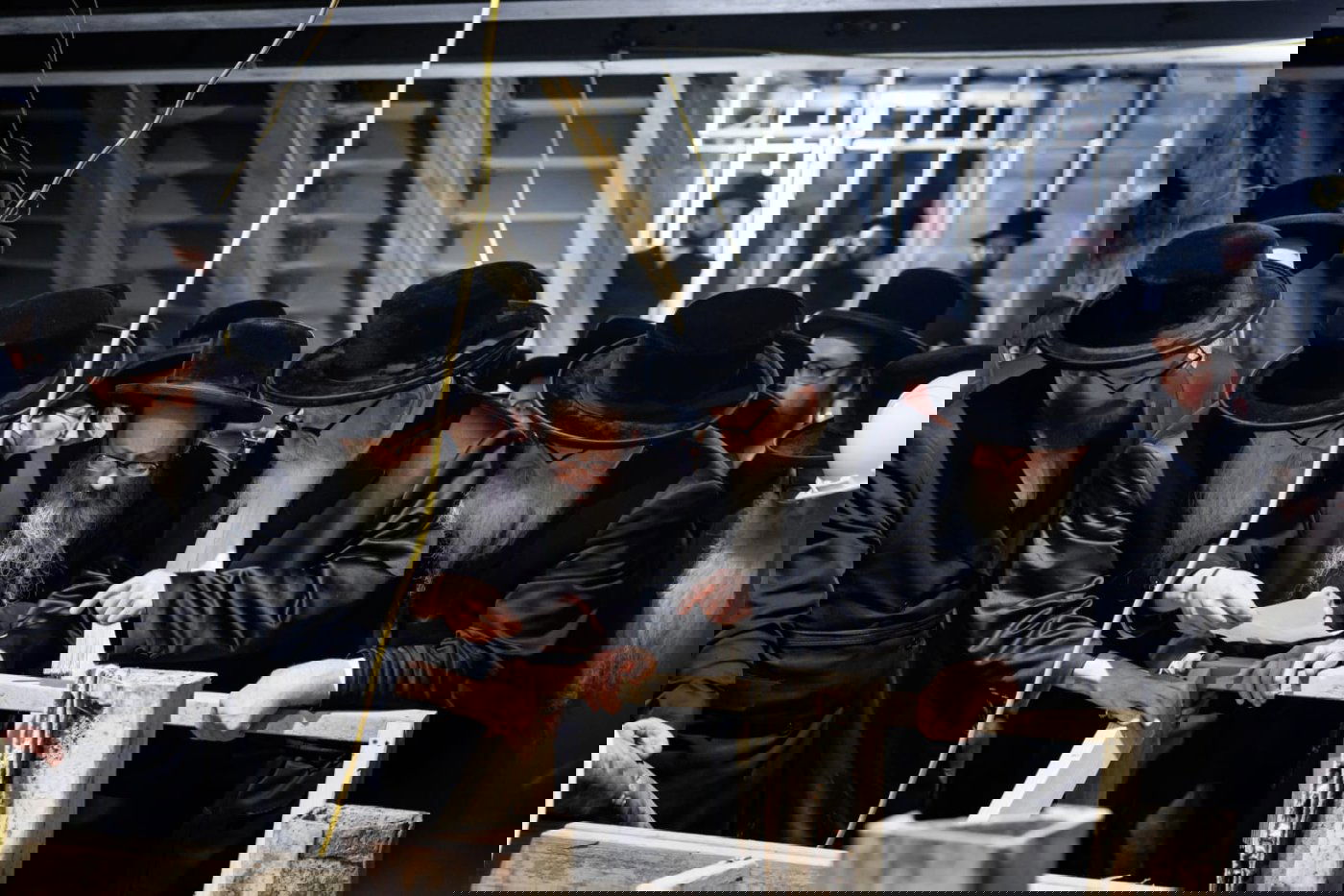 הדיין הרב יצחק שפיצר ז"ל, לצד רבו יבלחט"א האדמו"ר מסקווירא בהכשרת המקווה