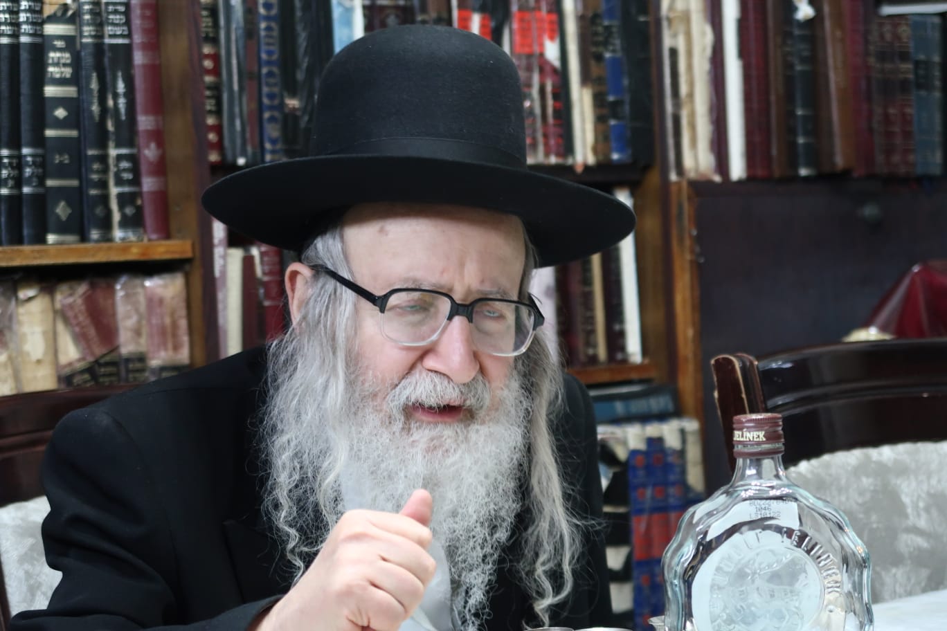 האדמו"ר מפינסק קרלין בלחיים בביתו של האדמו"ר מאמשינוב