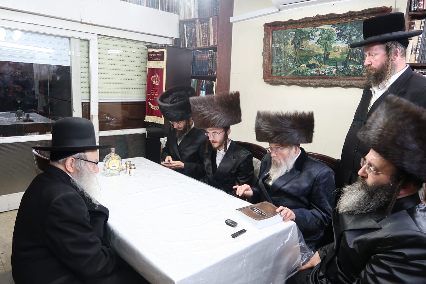 האדמו"ר מפינסק קרלין בלחיים בביתו של האדמו"ר מאמשינוב