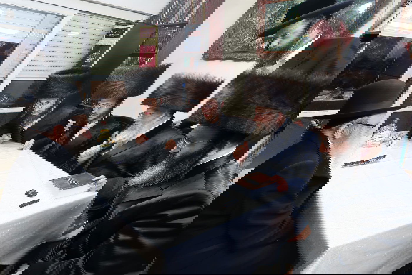 האדמו"ר מפינסק קרלין בלחיים בביתו של האדמו"ר מאמשינוב