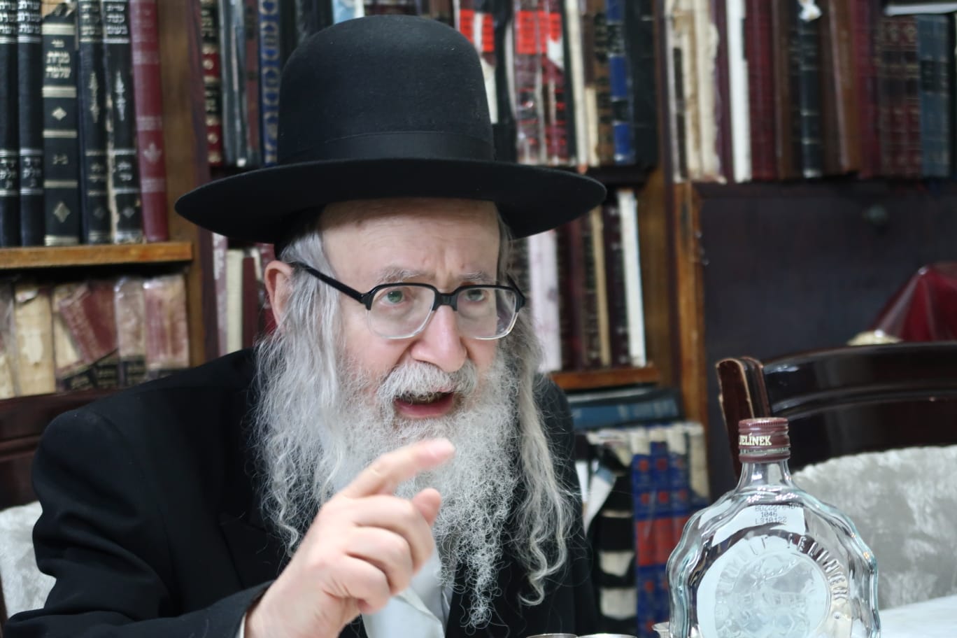 האדמו"ר מפינסק קרלין בלחיים בביתו של האדמו"ר מאמשינוב