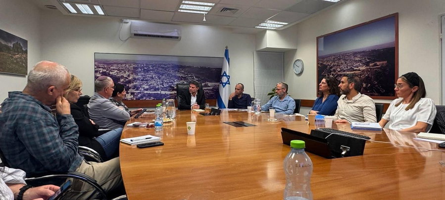 סמוטריץ׳ עם נציגי הקיבוץ
