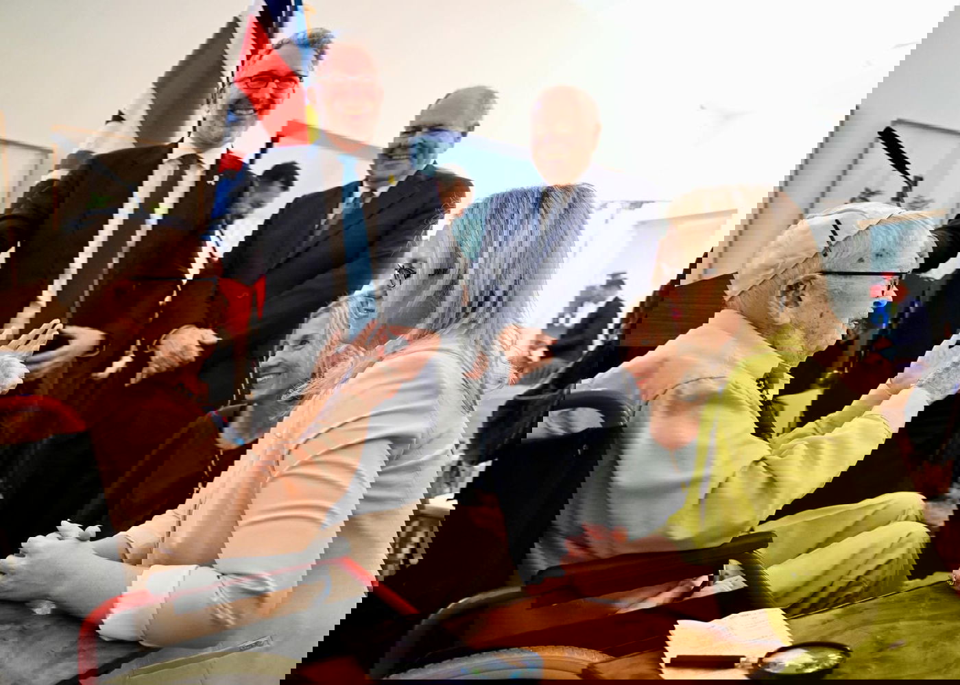 שורד השואה מול השגרירים