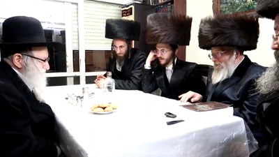 האדמו"ר מפינסק קרלין בלחיים בביתו של האדמו"ר מאמשינוב