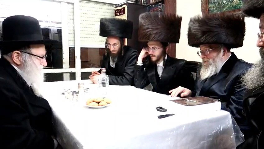 האדמו"ר מפינסק קרלין בלחיים בביתו של האדמו"ר מאמשינוב