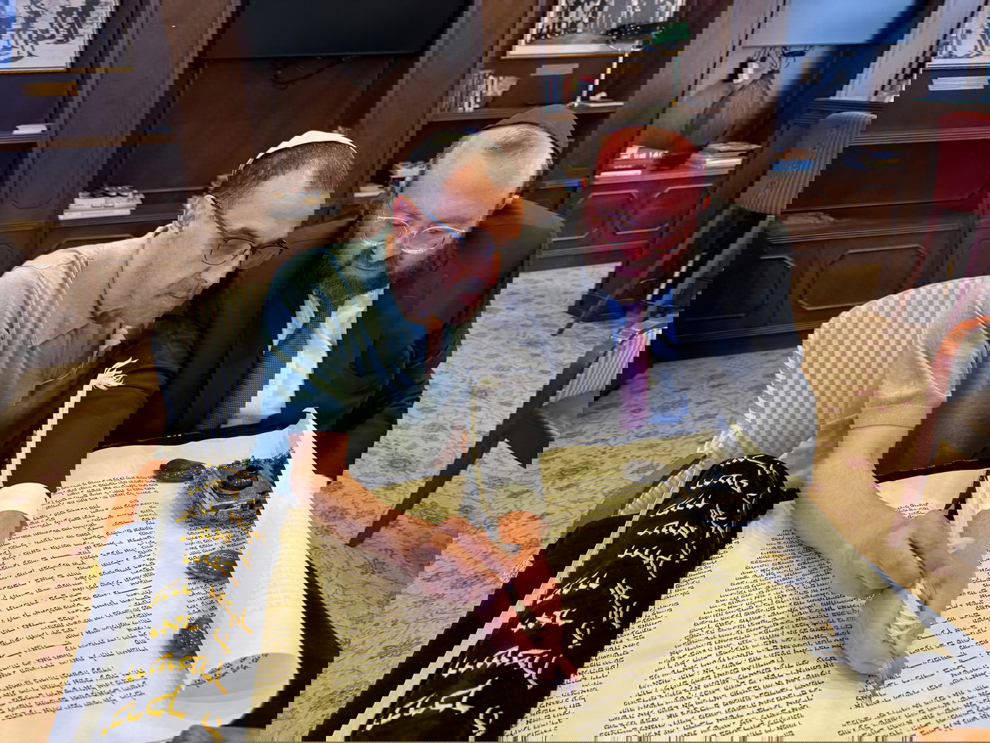 אלי שרעבי בכתיבת אותיות