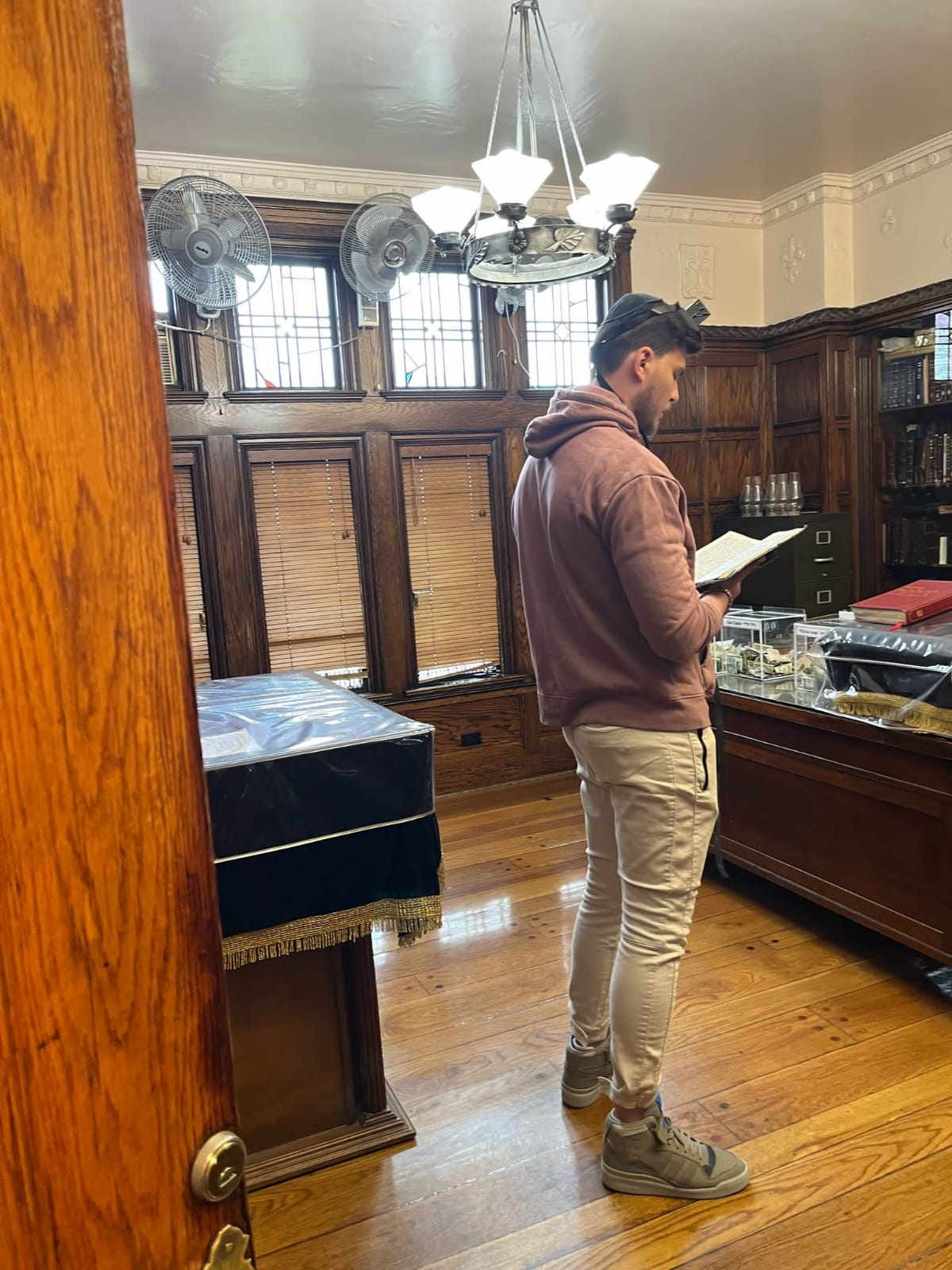 בביקור בניו יורק: איפה בחר החטוף ששוחרר להתפלל?