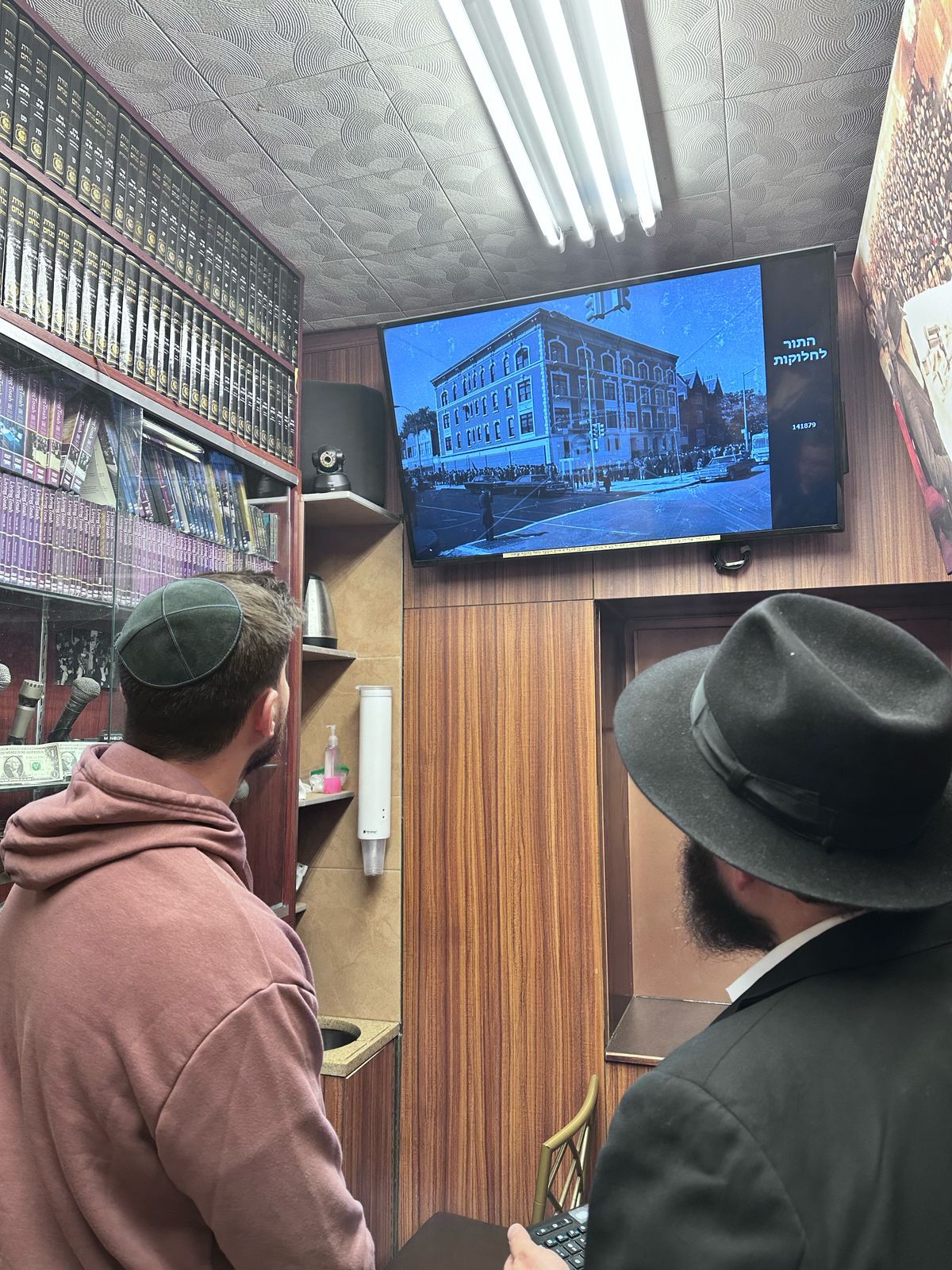 בביקור בניו יורק: איפה בחר החטוף ששוחרר להתפלל?