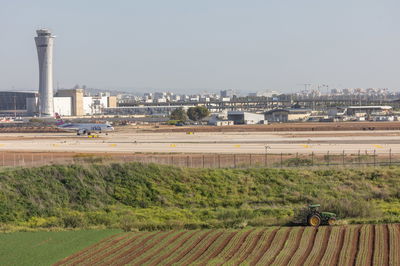 נתב"ג, אתמול