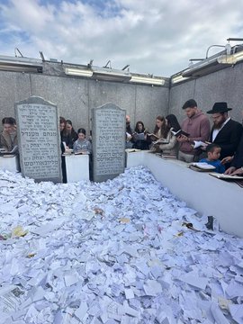 סשה טרופנוב בתפילה באוהל הק'