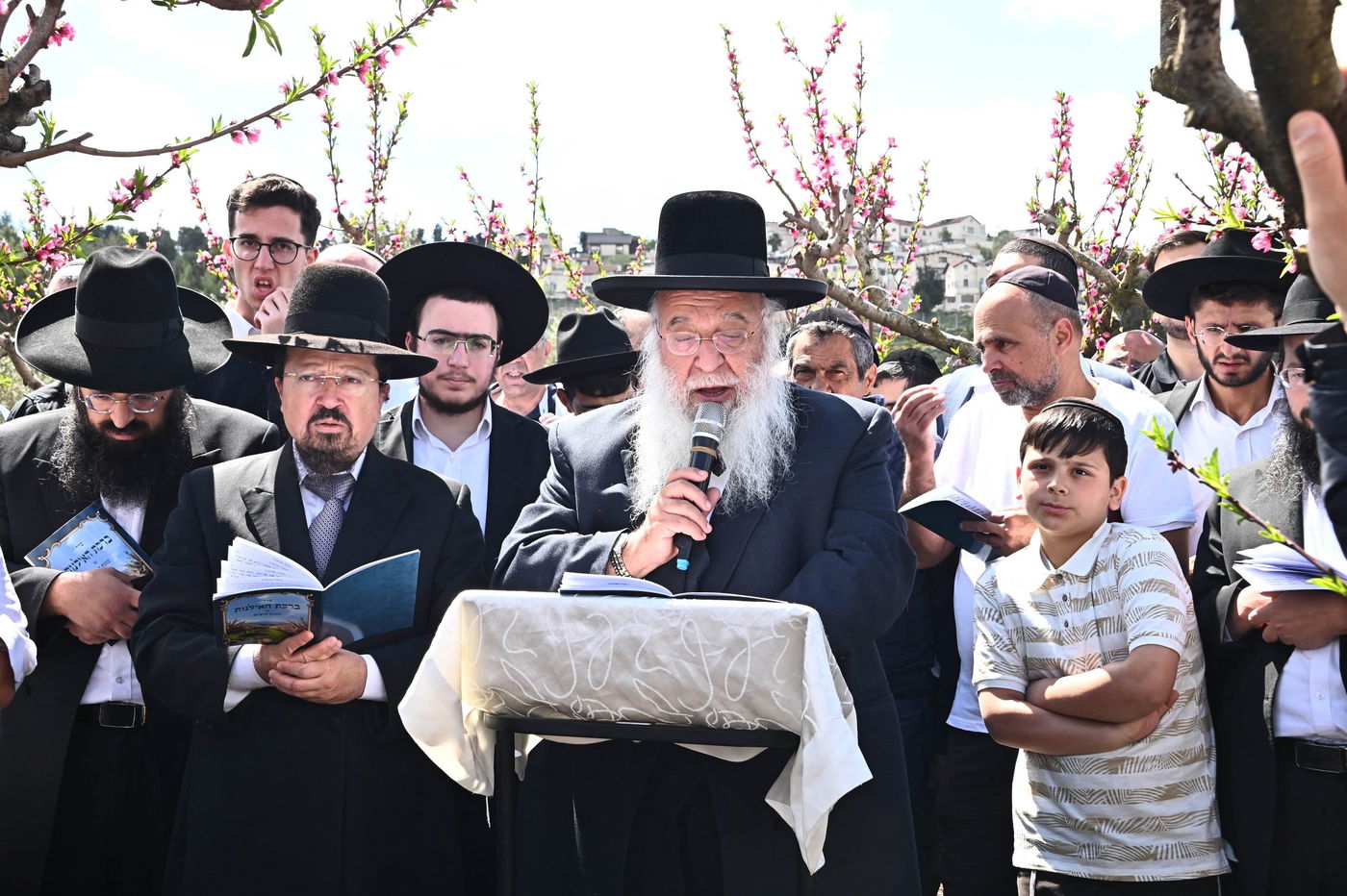 המקובל רבי בניהו שמואלי בברכת האילנות