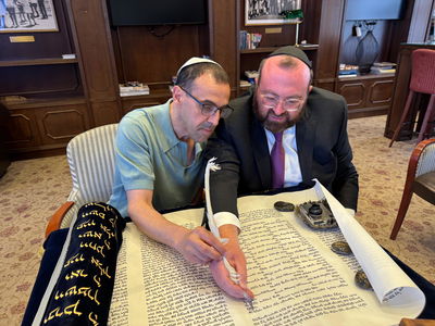 אלי שרעבי בכתיבת אותיות