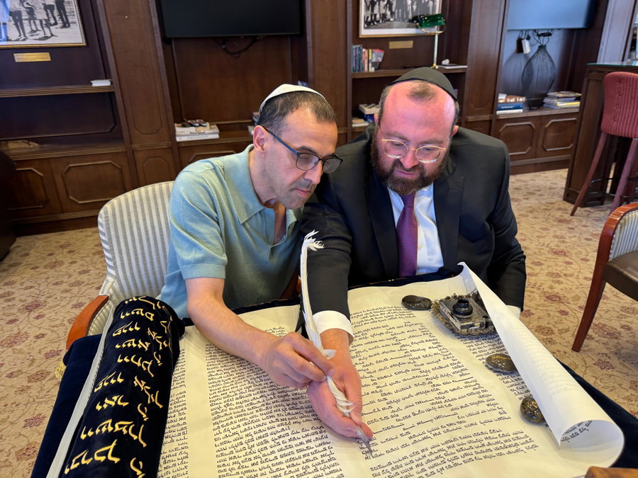 אלי שרעבי בכתיבת אותיות