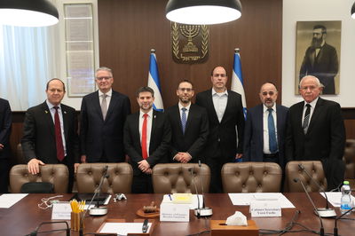 מציג את הדו"ח