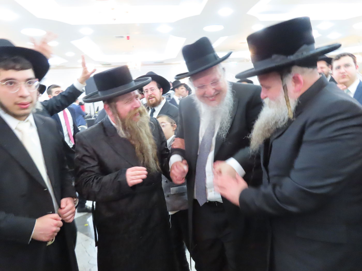 שמחת נישואי בן הגר"צ אשכנזי עם בת הגר"ש לוי