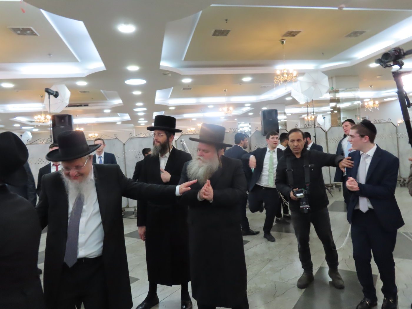 שמחת נישואי בן הגר"צ אשכנזי עם בת הגר"ש לוי