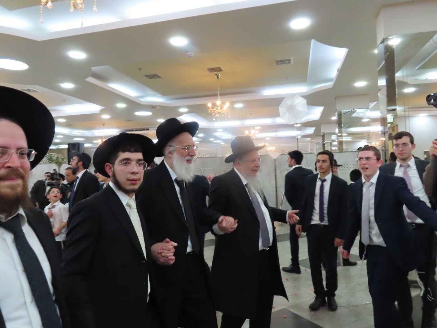 שמחת נישואי בן הגר"צ אשכנזי עם בת הגר"ש לוי