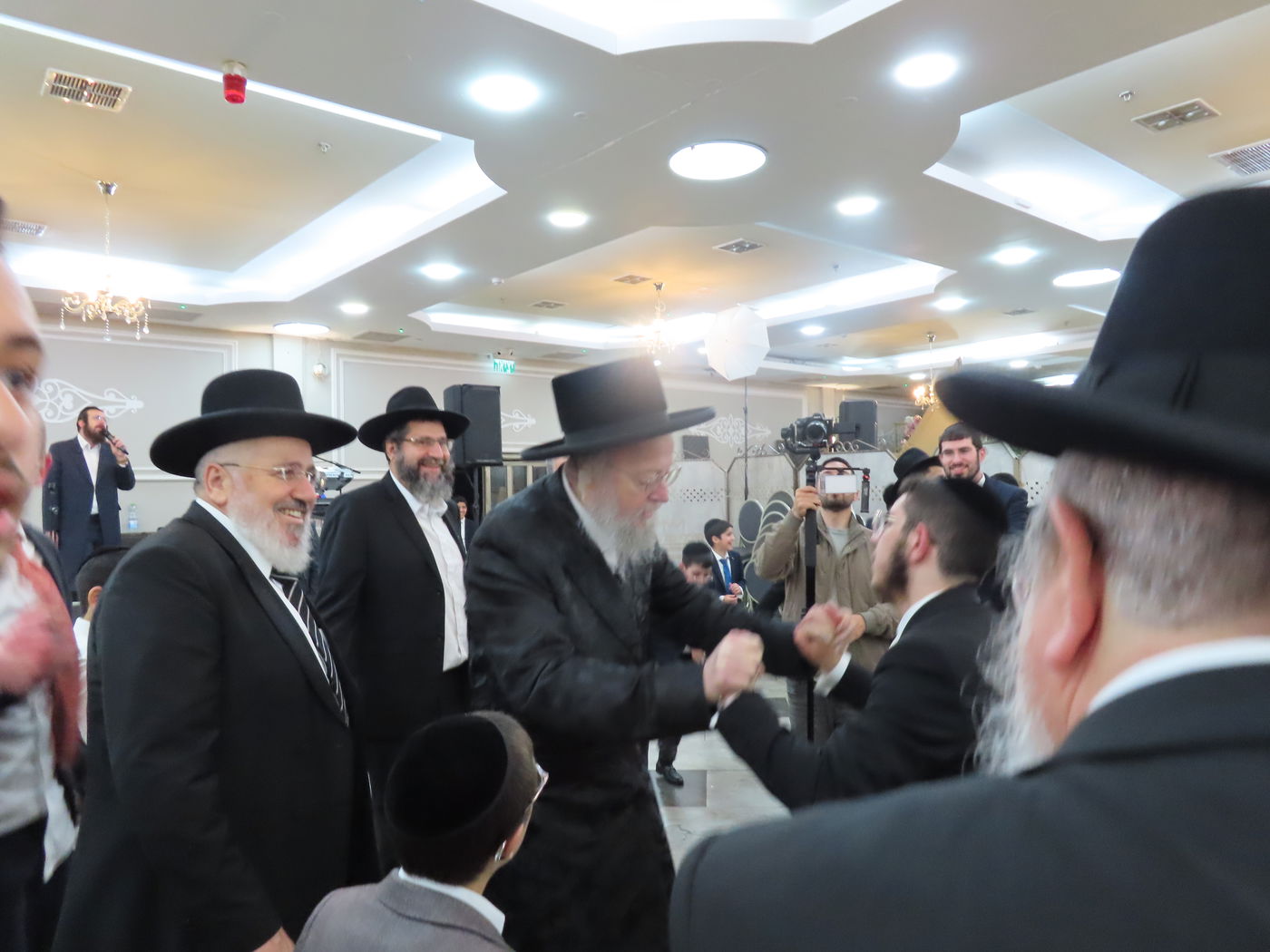 שמחת נישואי בן הגר"צ אשכנזי עם בת הגר"ש לוי