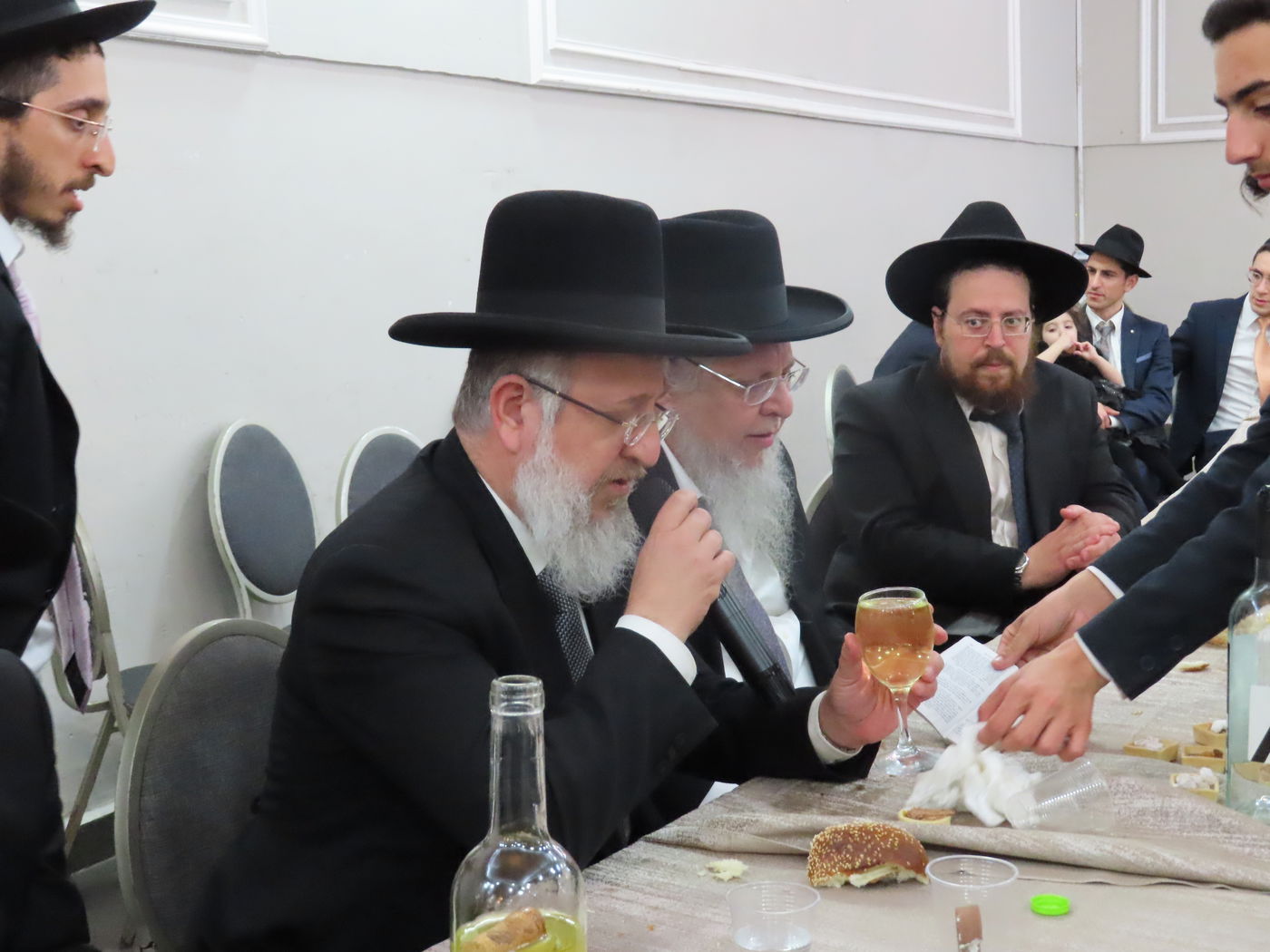 שמחת נישואי בן הגר"צ אשכנזי עם בת הגר"ש לוי