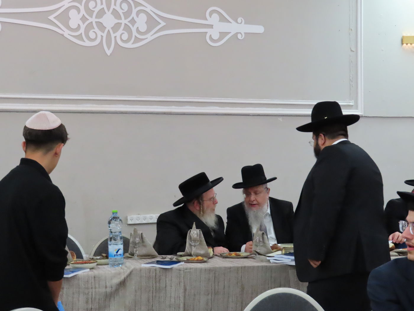 שמחת נישואי בן הגר"צ אשכנזי עם בת הגר"ש לוי