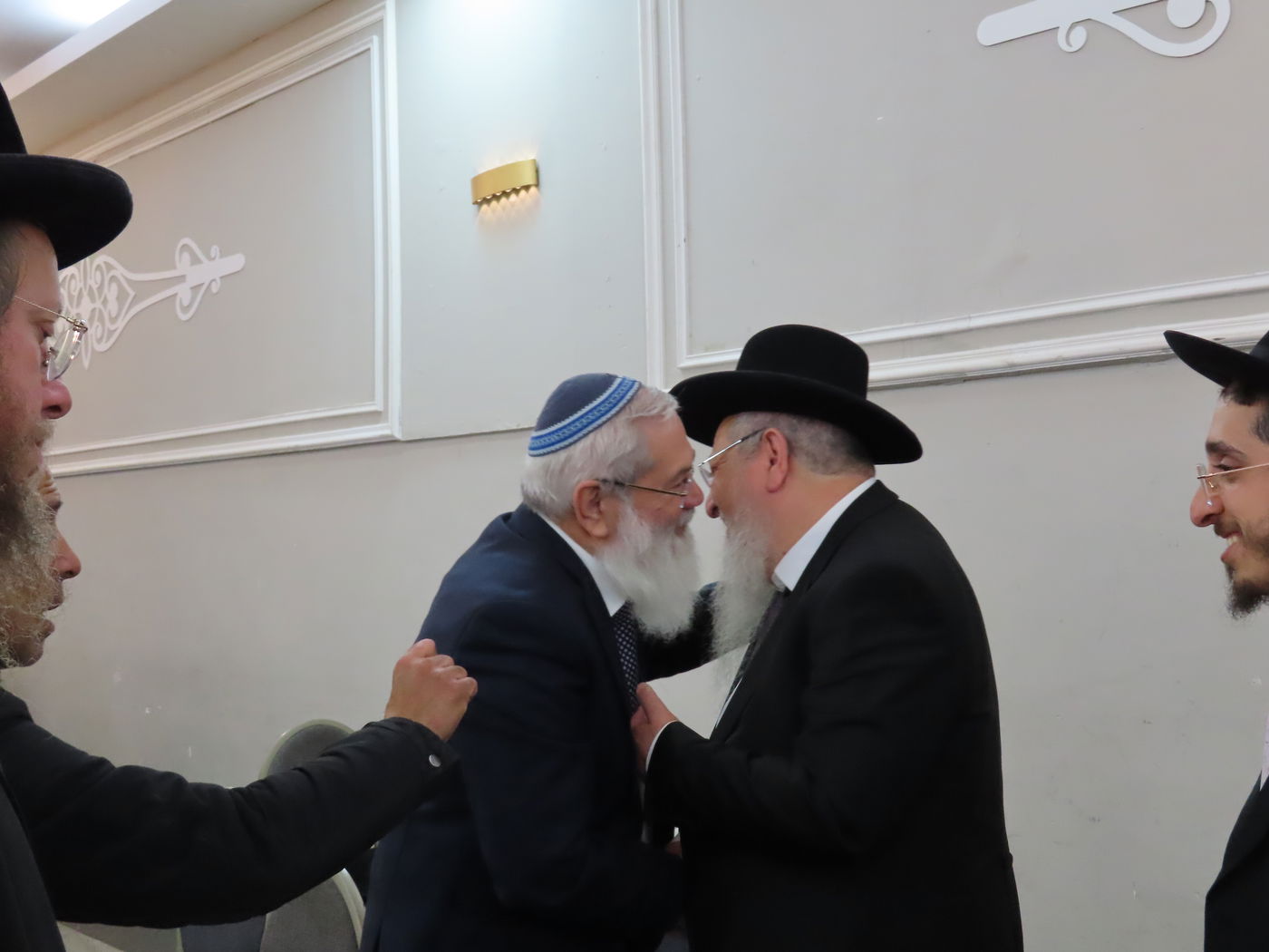 שמחת נישואי בן הגר"צ אשכנזי עם בת הגר"ש לוי