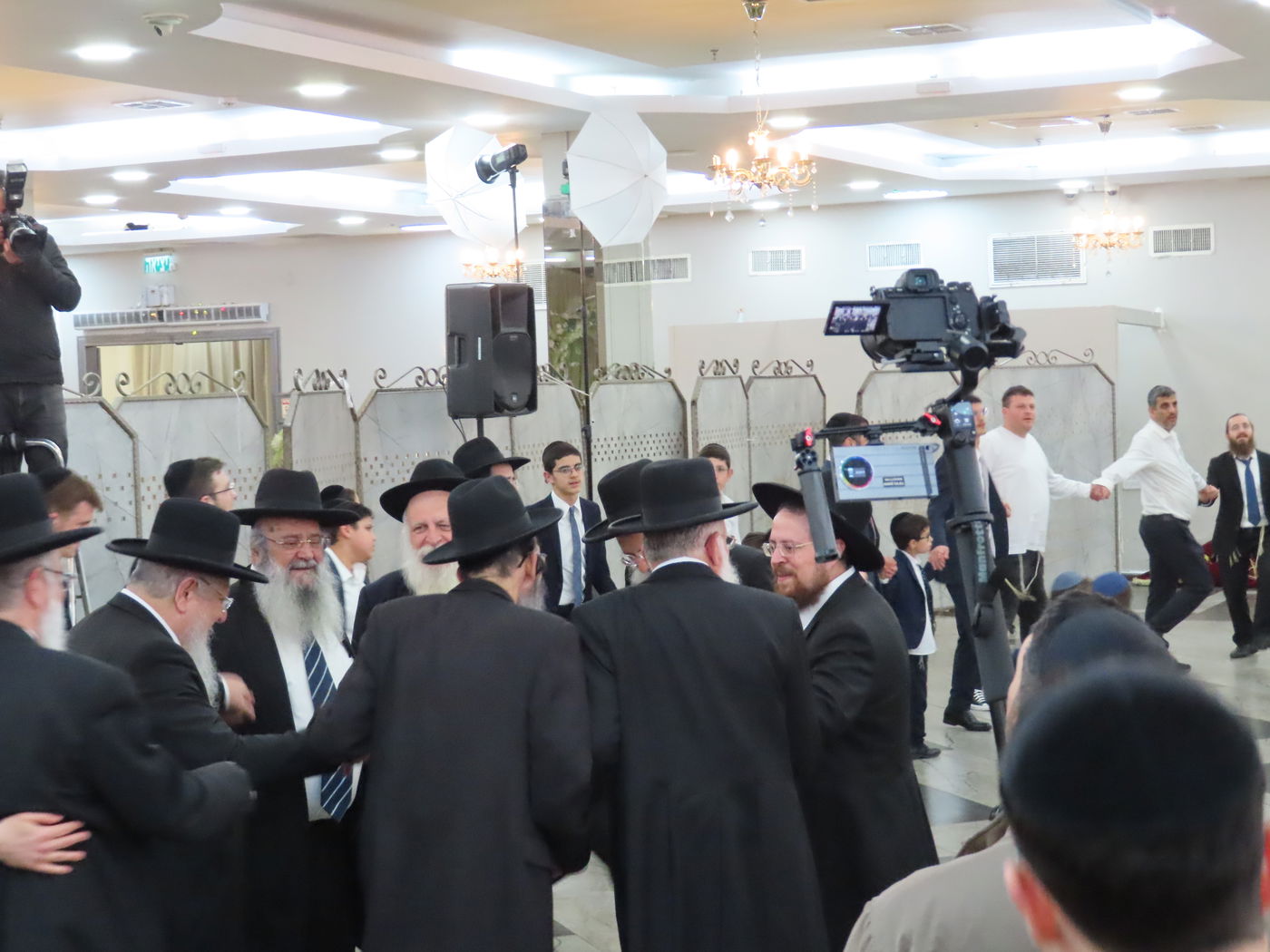 שמחת נישואי בן הגר"צ אשכנזי עם בת הגר"ש לוי