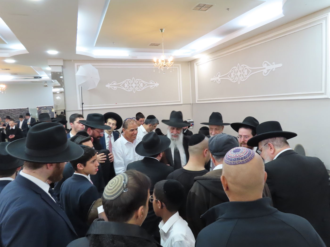 שמחת נישואי בן הגר"צ אשכנזי עם בת הגר"ש לוי