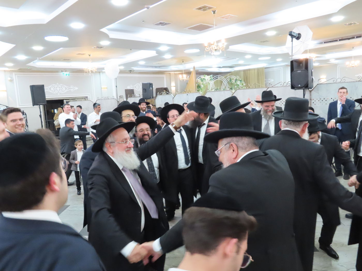 שמחת נישואי בן הגר"צ אשכנזי עם בת הגר"ש לוי