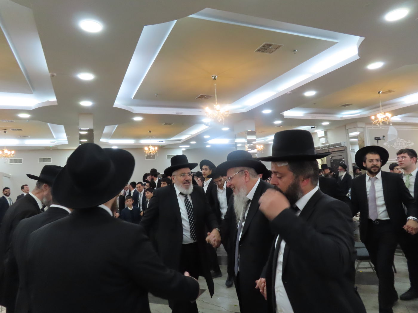 שמחת נישואי בן הגר"צ אשכנזי עם בת הגר"ש לוי