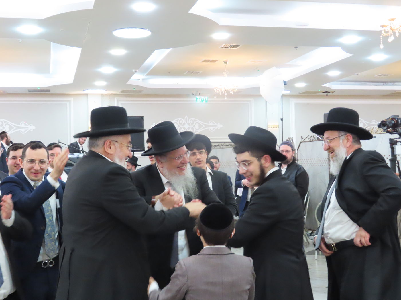 שמחת נישואי בן הגר"צ אשכנזי עם בת הגר"ש לוי