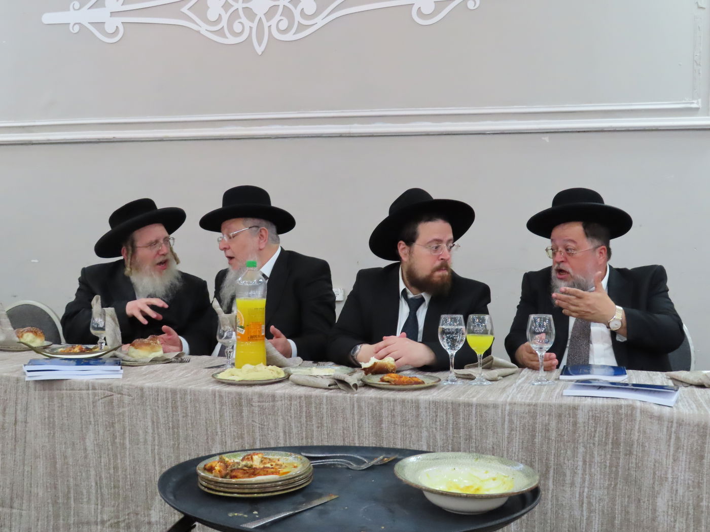 שמחת נישואי בן הגר"צ אשכנזי עם בת הגר"ש לוי