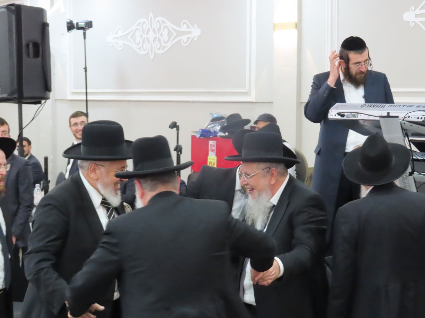 שמחת נישואי בן הגר"צ אשכנזי עם בת הגר"ש לוי