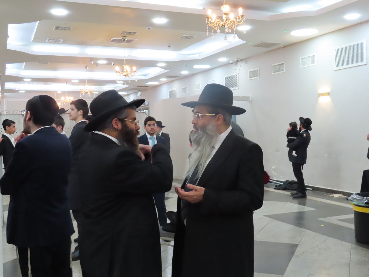 שמחת נישואי בן הגר"צ אשכנזי עם בת הגר"ש לוי