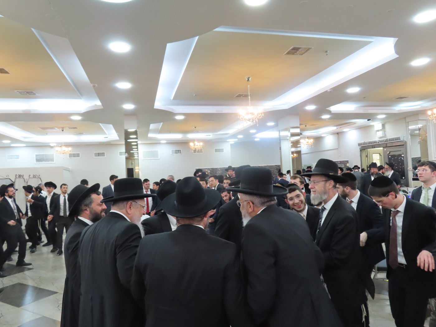 שמחת נישואי בן הגר"צ אשכנזי עם בת הגר"ש לוי