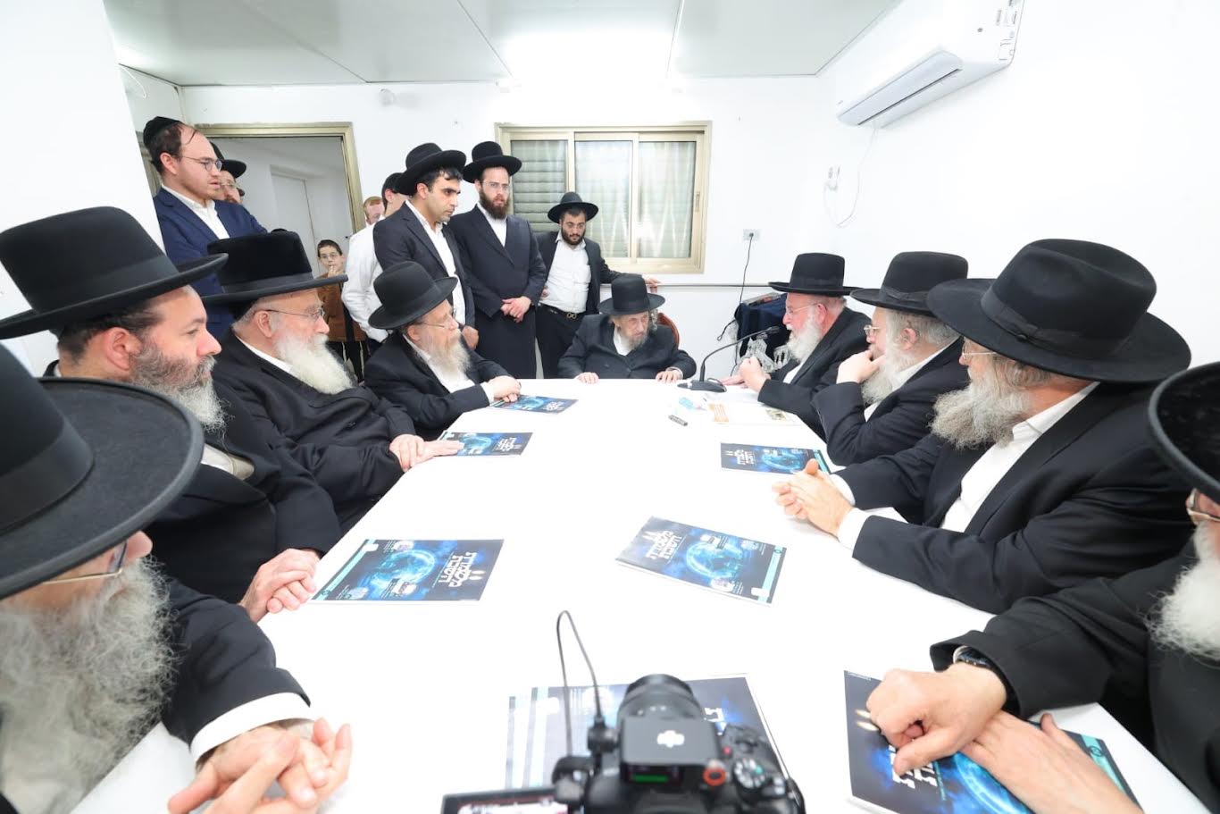 הגאון רבי יצחק מרדכי רובין מבאר את הבעיות ההלכתיות במשאבות המים קמי ראש הישיבה הגר"ד לנדו