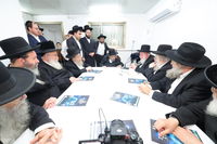 הגאון רבי יצחק מרדכי רובין מבאר את הבעיות ההלכתיות במשאבות המים קמי ראש הישיבה הגר"ד לנדו