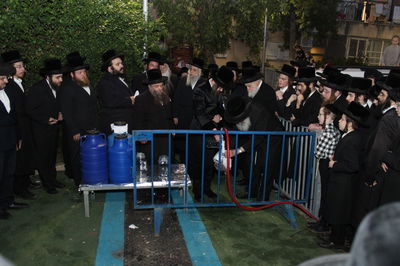 האדמו"ר מסאדיגורה בשאיבת מים שלנו 