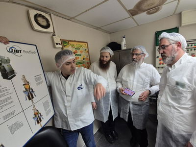 משגיחי הכשרות של חוג חתם סופר משגיחים על תהליך הייצור