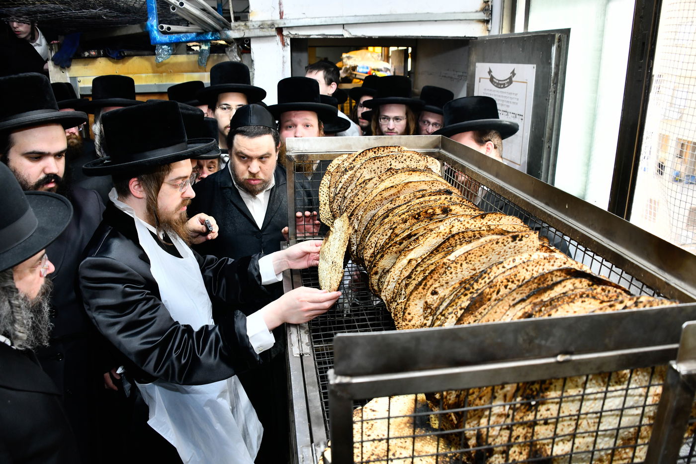 האדמו"ר מסאדיגורה באפיית מצות
