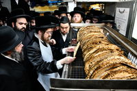 האדמו"ר מסאדיגורה באפיית מצות